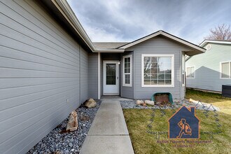 1393 Caterpillar Ave N in Meridian, ID - Building Photo - Building Photo