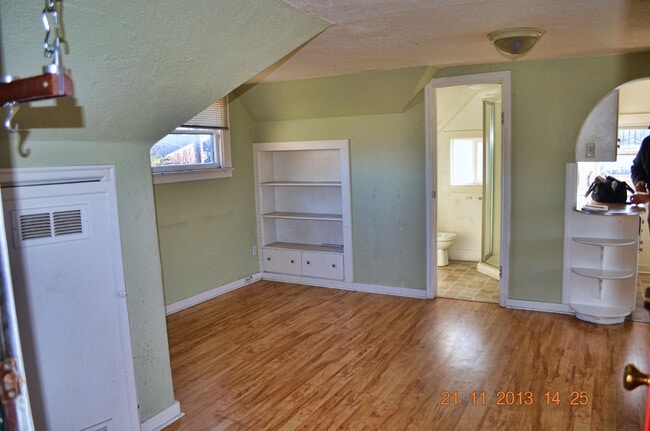 306 2nd St NE, Unit 5