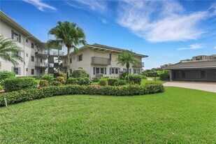 3400 Gulf Shore Blvd N in Naples, FL - Building Photo