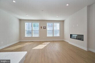 2315 Liberty Lp in Herndon, VA - Building Photo - Building Photo