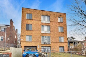5509 1st St NW, Unit 204 in Washington, DC - Foto de edificio - Building Photo