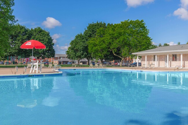 Greystone Apartments & Townhomes in Brighton, NY - Foto de edificio - Building Photo