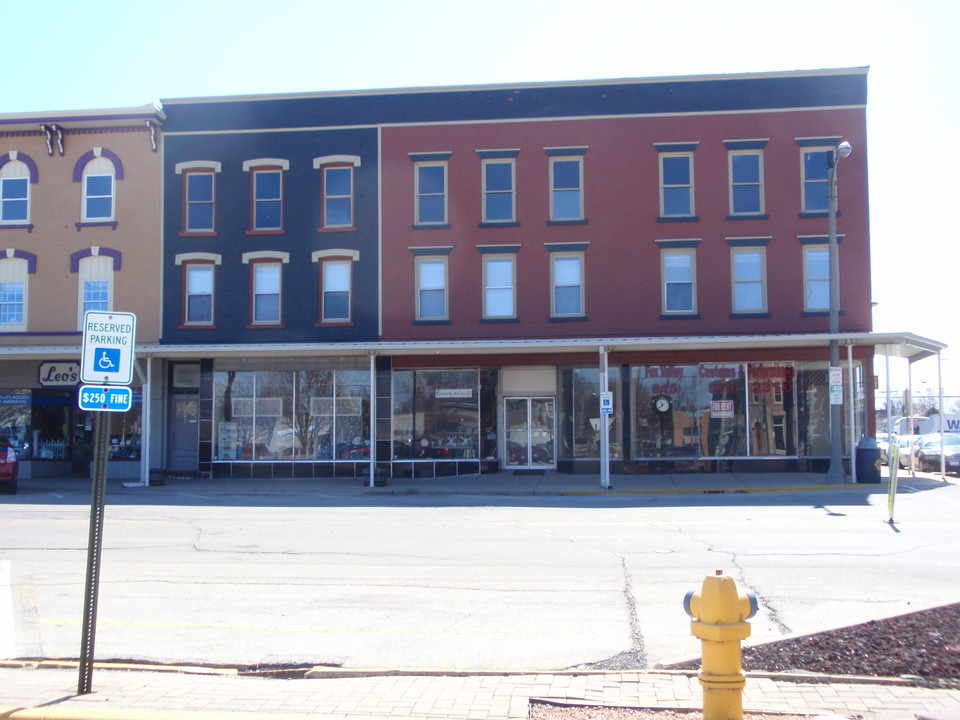 8 E Railroad St in Sandwich, IL - Building Photo