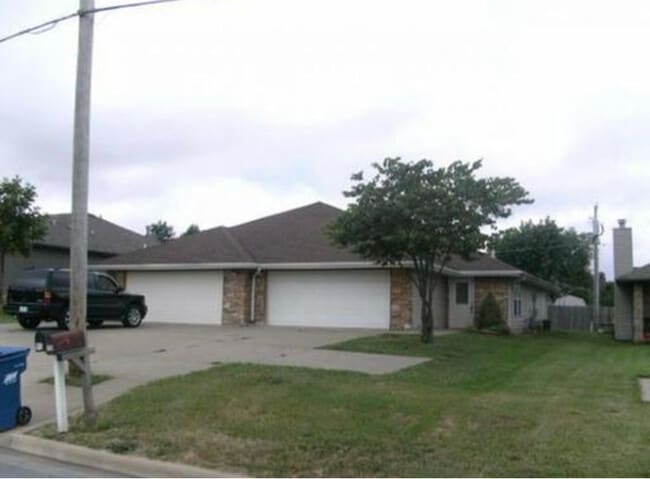 property at 913 N Main St