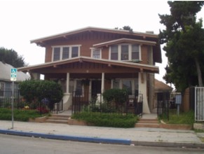 443-445 N Daisy Ave in Long Beach, CA - Building Photo - Building Photo