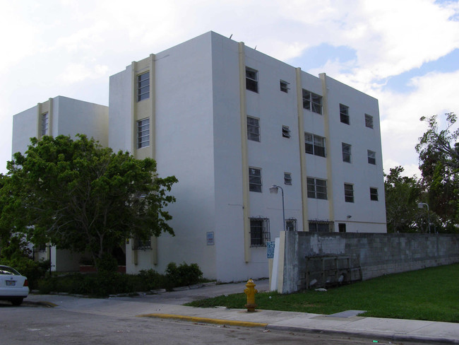 451 NE 35th St in Miami, FL - Foto de edificio - Building Photo