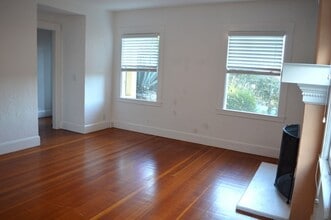 2 Lower Crescent Ave in Sausalito, CA - Foto de edificio - Building Photo