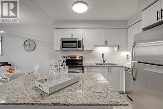 1940 Ironstone Dr in Burlington, ON - Building Photo - Building Photo