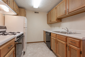 King's Creek Apartments in Canton, OH - Building Photo - Interior Photo