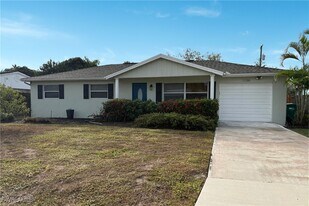 1136 Illinois Dr in Naples, FL - Building Photo