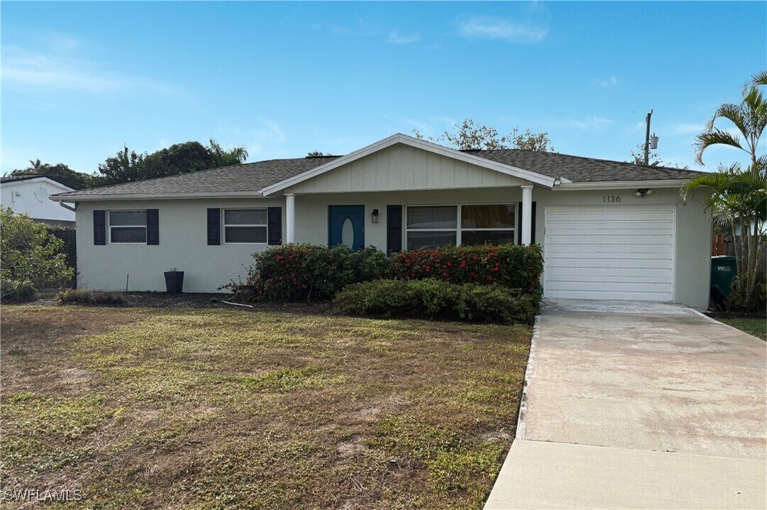 1136 Illinois Dr in Naples, FL - Building Photo