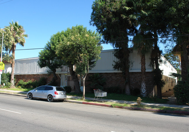 19933 Roscoe Blvd in Winnetka, CA - Foto de edificio - Building Photo