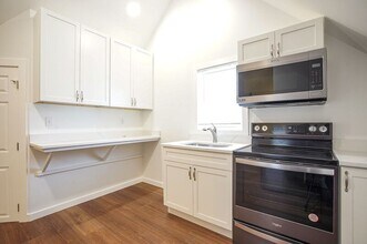 42 E School St in West Springfield, MA - Building Photo - Building Photo