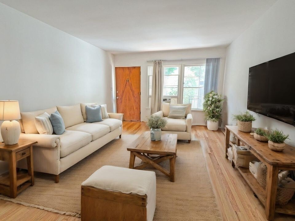 1051 S Wooster St in Los Angeles, CA - Building Photo