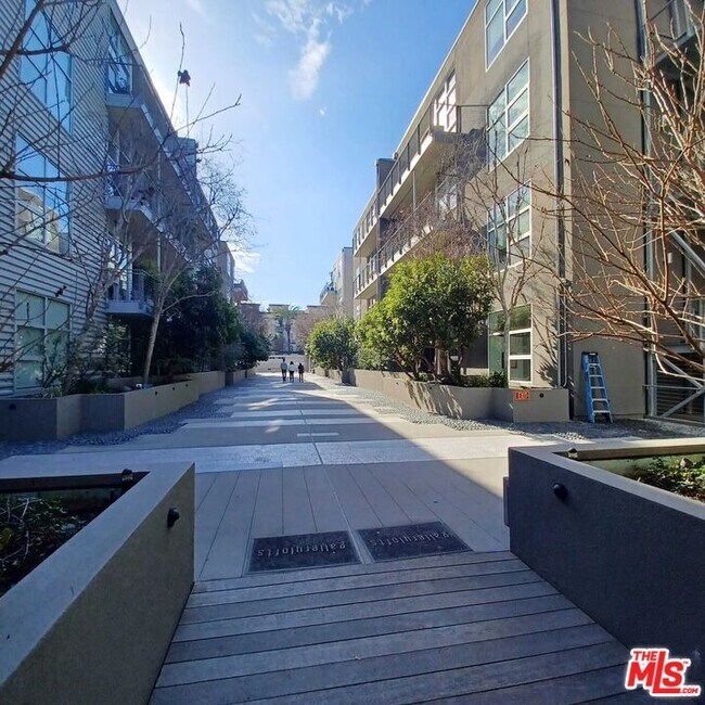 4080 Glencoe Ave in Marina Del Rey, CA - Building Photo - Building Photo
