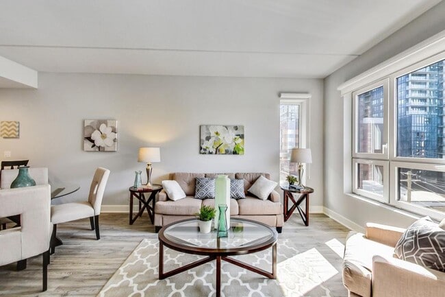 300 division in Chicago, IL - Building Photo - Building Photo