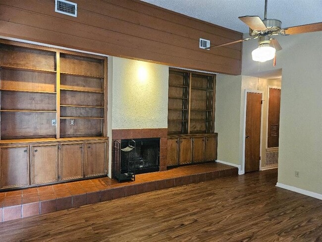 16 N Ave A in Elgin, TX - Building Photo - Building Photo