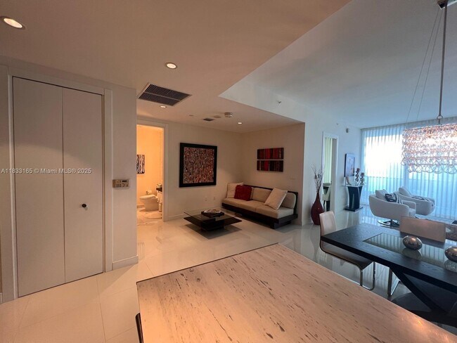 200 Biscayne Boulevard Way, Unit 4603 in Miami, FL - Building Photo - Building Photo