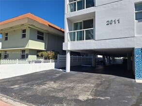 2011 Bay Dr in Miami Beach, FL - Foto de edificio - Building Photo