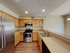 10008 E Capri Ave in Mesa, AZ - Building Photo - Building Photo