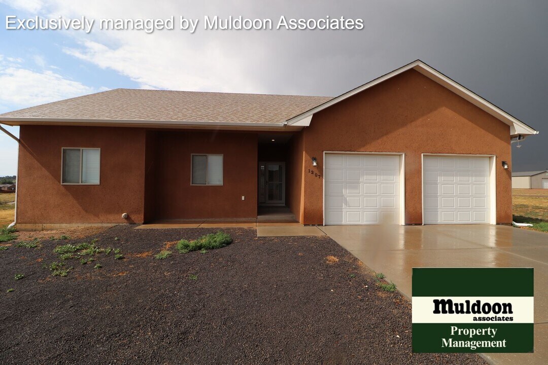 1207 W De La Vista Ct in Pueblo West, CO - Building Photo