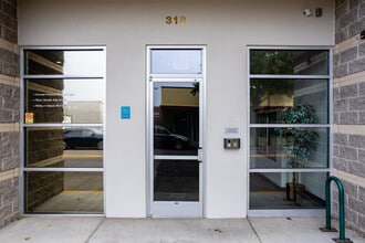 Central Point in Gresham, OR - Foto de edificio - Building Photo