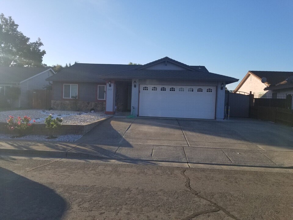 2435 Marquette Way in Fairfield, CA - Building Photo