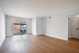 Woodhull Gardens in Holtsville, NY - Foto de edificio - Interior Photo