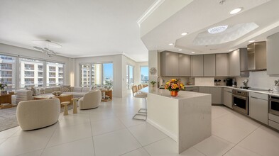 35 Watergate Dr, Unit Ritz Carlton 806 in Sarasota, FL - Foto de edificio - Building Photo