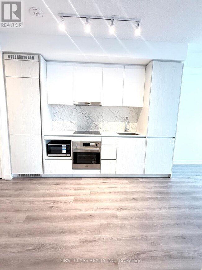 28 Interchange Wy in Vaughan, ON - Building Photo - Building Photo