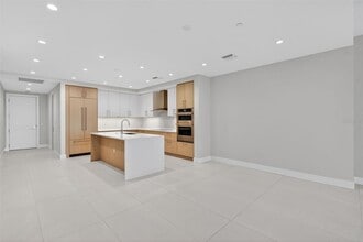 275 1st Ave S in St. Petersburg, FL - Building Photo - Building Photo