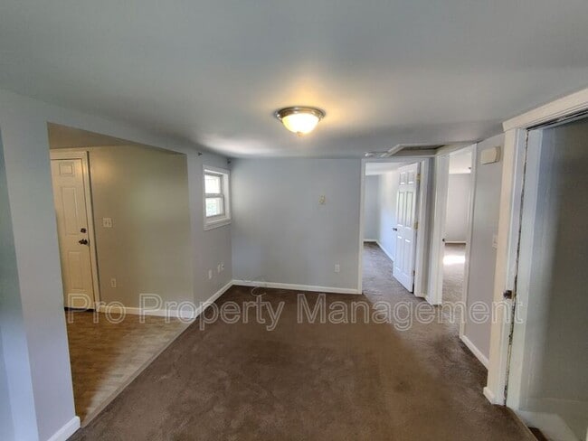 14 Edgewood Rd in Oakville, CT - Building Photo - Building Photo