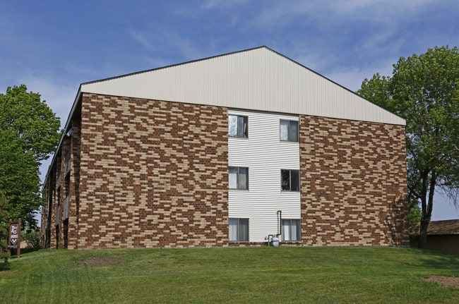 River Road Apartments in Monticello, MN - Building Photo - Primary Photo