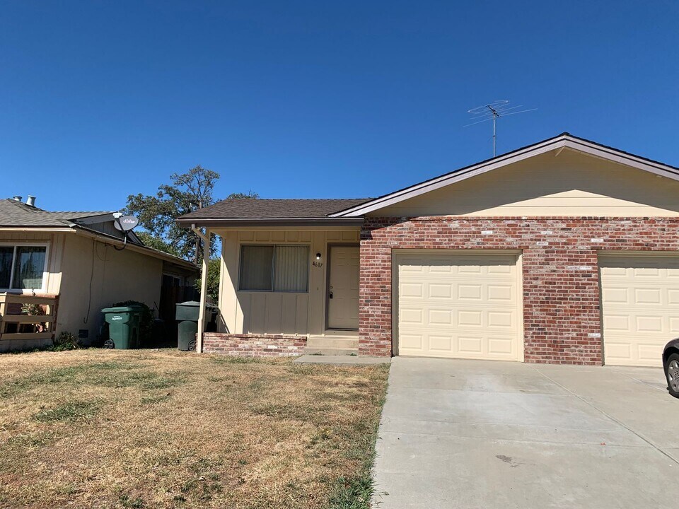 4617-4619 Cyclamen Way in Sacramento, CA - Foto de edificio