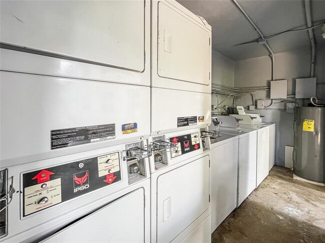 2175 NE 56th St, Unit 211 in Fort Lauderdale, FL - Building Photo - Building Photo