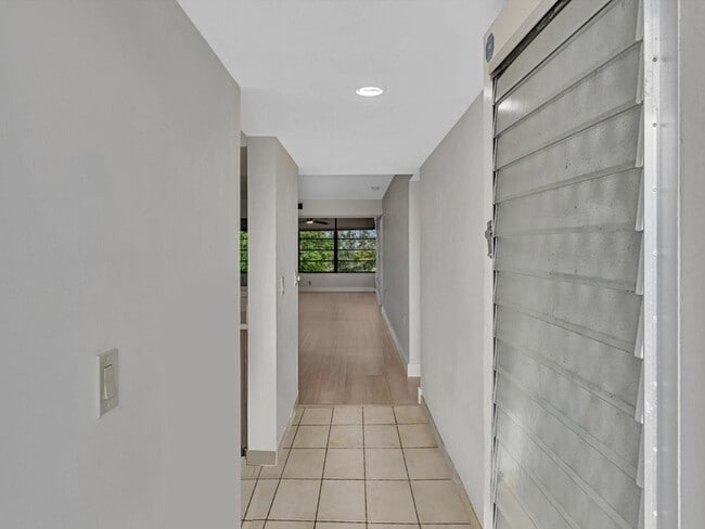 1711 Whitehall Dr, Unit 306 in Davie, FL - Building Photo - Building Photo