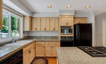 4634 Croisan Scenic Way S in Salem, OR - Building Photo - Building Photo