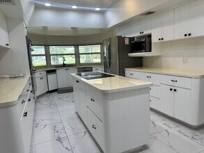 9480 SW 99th St in Miami, FL - Building Photo - Building Photo