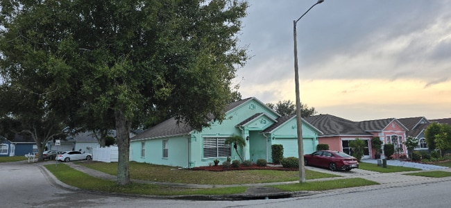 990 Kenbar St in Haines City, FL - Foto de edificio - Building Photo