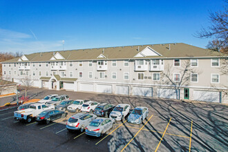 Parkbury Villa in Waite Park, MN - Foto de edificio - Building Photo