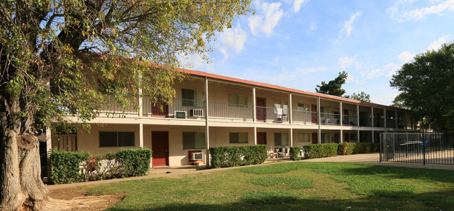 Lake Crest Apartments in Marysville, CA - Building Photo - Building Photo