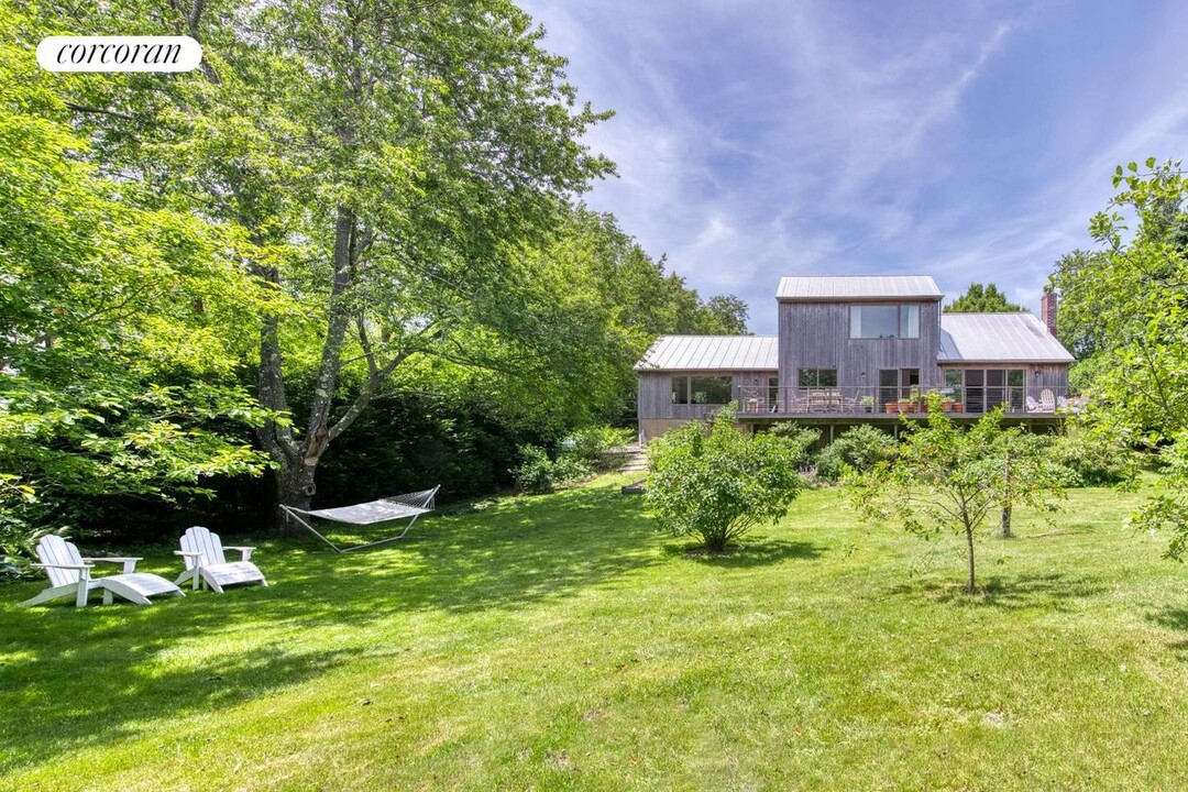 22 N Ferndale Pl in Montauk, NY - Building Photo