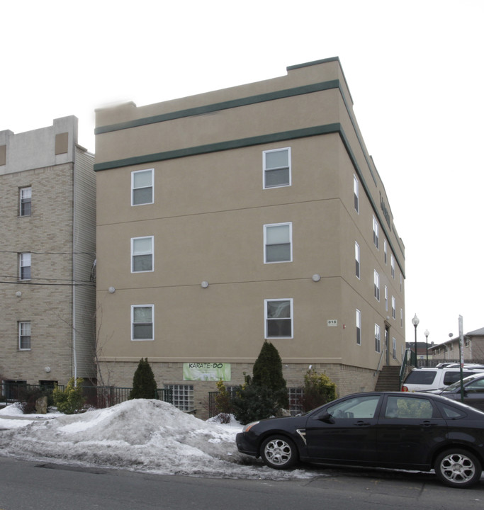 818 E Jersey St in Elizabeth, NJ - Building Photo