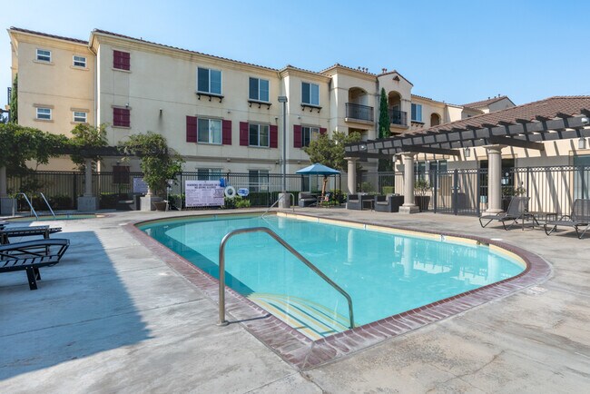 Monaco 55+ Apartments in Chino, CA - Foto de edificio - Building Photo