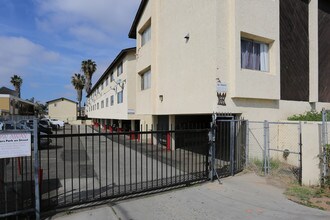 344-348 S Willie James Jones Ave in San Diego, CA - Foto de edificio - Building Photo