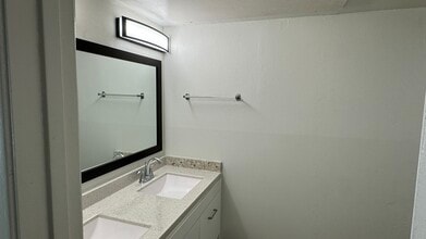 8063 Meadow Rd, Unit 2 in Dallas, TX - Building Photo - Building Photo