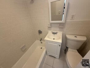 East 61 Street in New York, NY - Building Photo - Building Photo