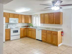 8367 S Reed St in Littleton, CO - Foto de edificio - Building Photo