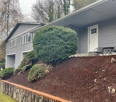 1412 SW Custer Dr, Unit Upper View Unit in Portland, OR - Building Photo