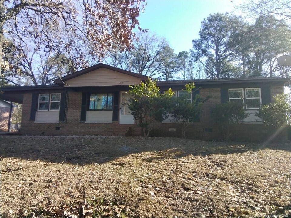 6131 Lonestar Rd in Fayetteville, NC - Building Photo